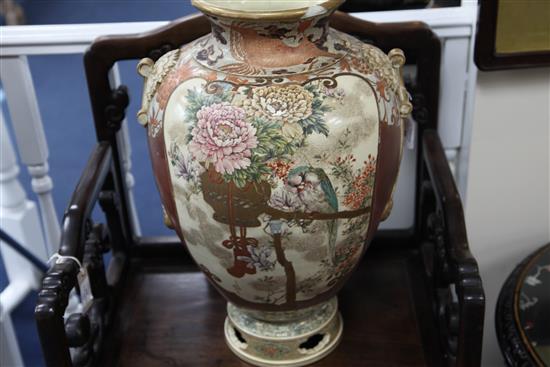 Japanese Satsuma pottery ovoid vase and stand, by Kinkozan, late 19th century, damages(-)